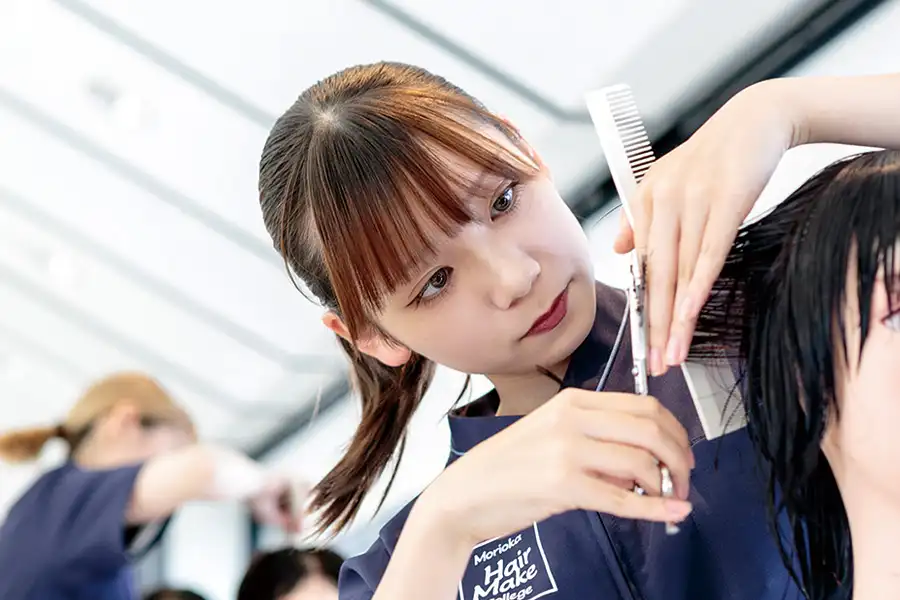 カットをする学生