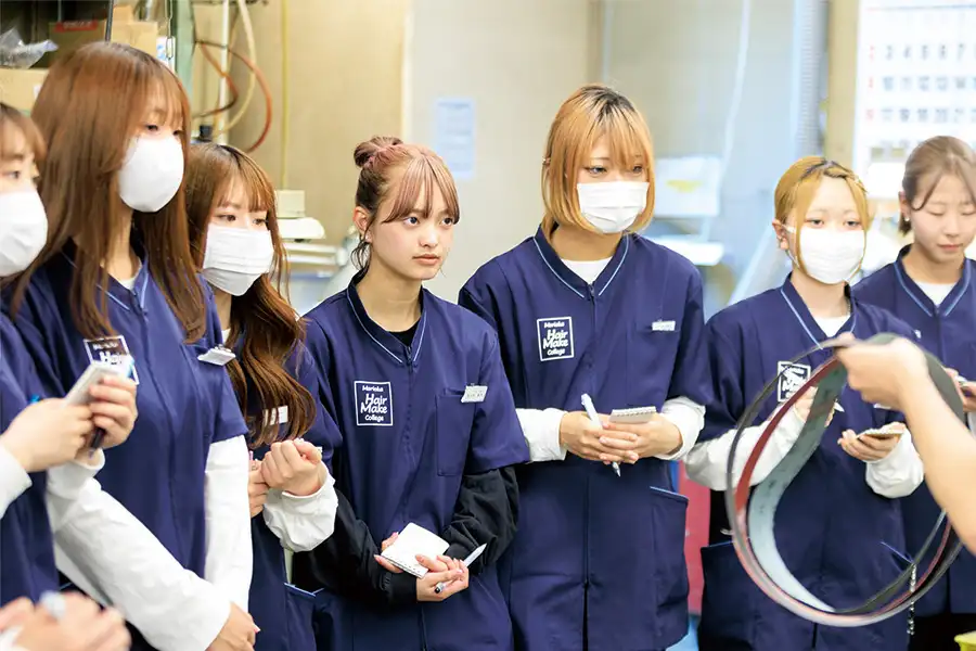 見学の様子。話を聞く学生たち