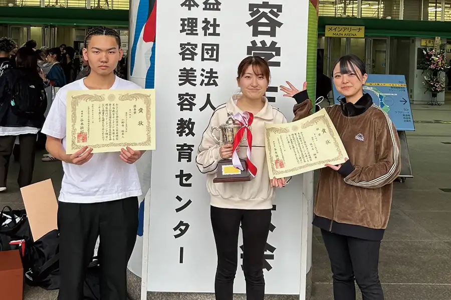 賞状を持つ学生