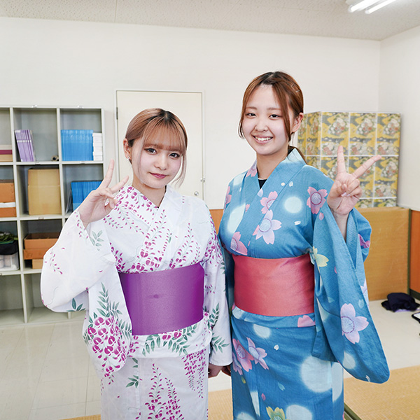 白と水色の浴衣を着た女子学生2名