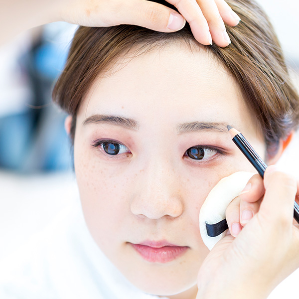アイブロウでメイクをする様子