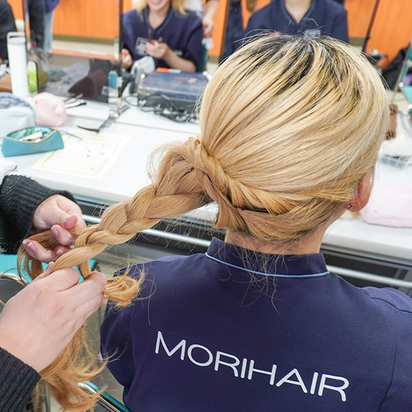 ロングヘアの編み込みアレンジ