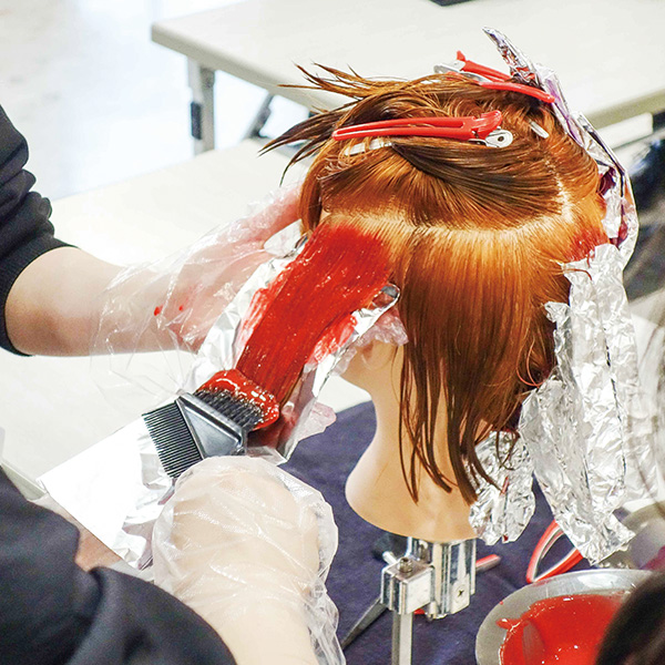 赤くカラーリングをしているマネキン