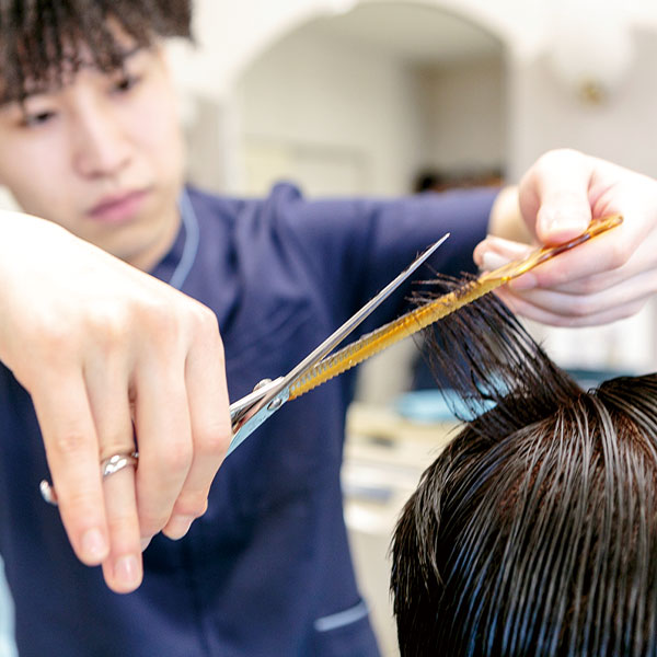 カットをする学生