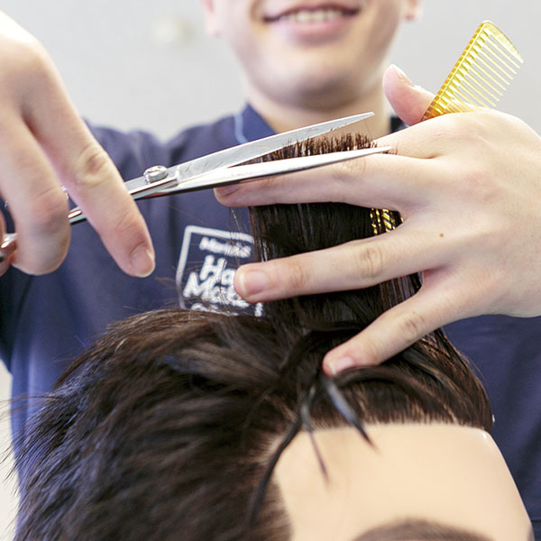 カットをする学生